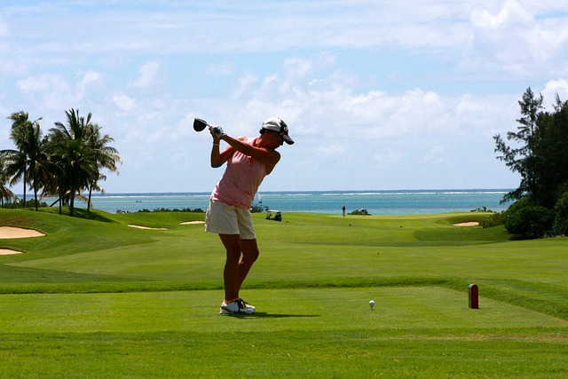 dívka na golfovém hřišti