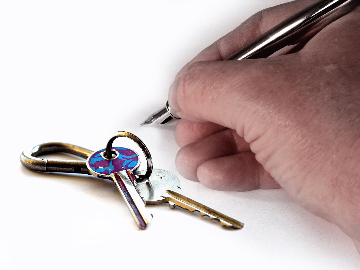 hand_key_house_keys