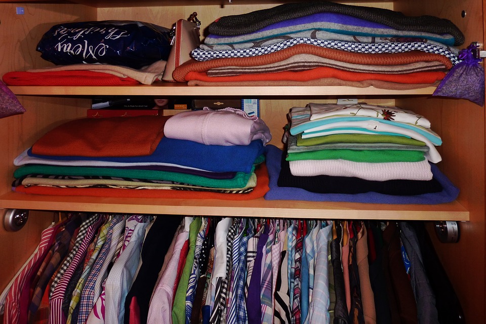 oděvy ve skříni