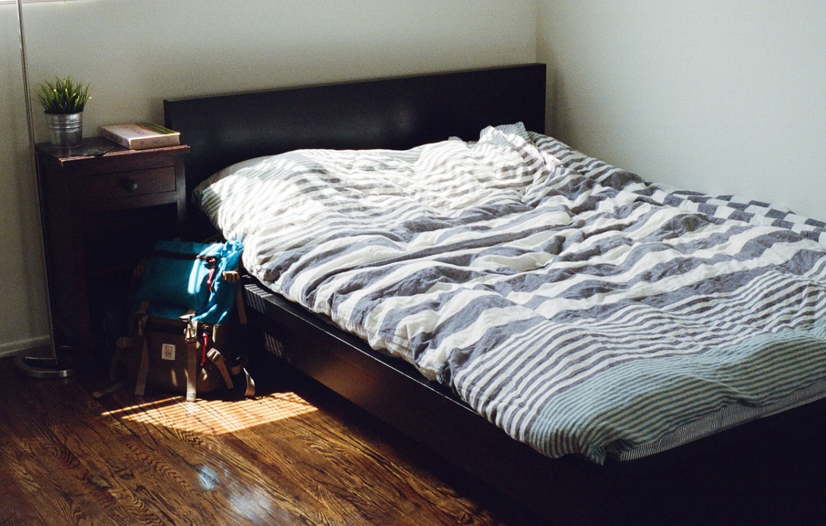 postel ve dřevě